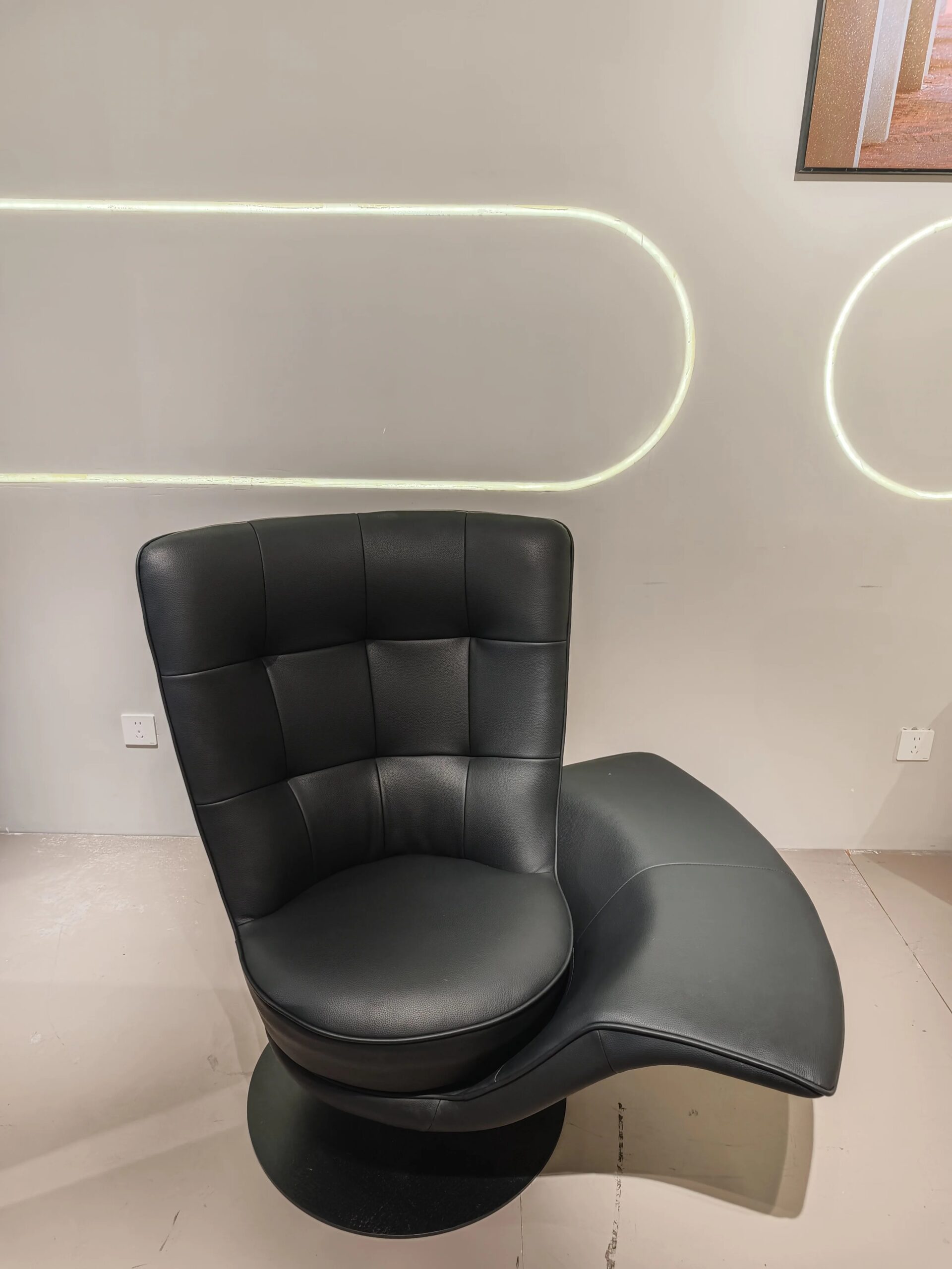 Midcentury-Luxurious-Metal-Leather-Armchair-Revolving-Backrest